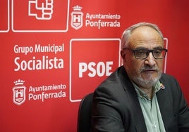 El portavoz del PSOE, Olegario Ramón, durante la comparecencia en la que pidió el cese de los ediles de CB.