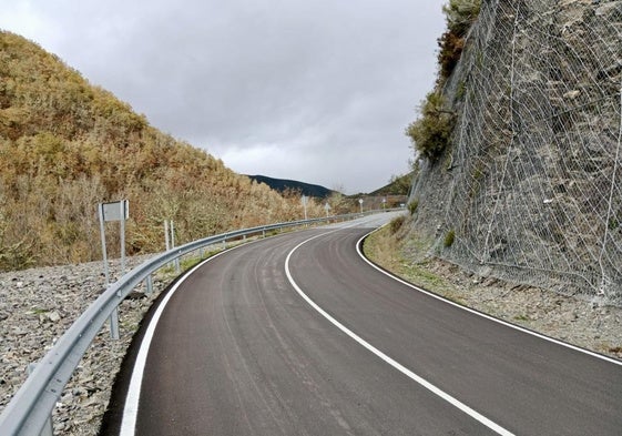 Imagen de la carretera a Peranzanes ya acondicionada tras el derrumbe ocurrido en febrero.