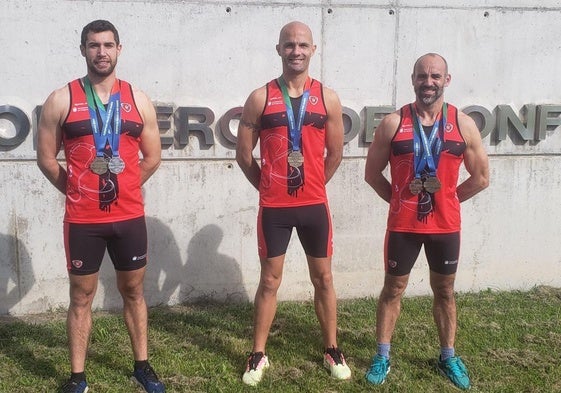 Los tres bomberos de Ponferrada con las medallas y la equipación que compitieron en los European Police Fire & Games.