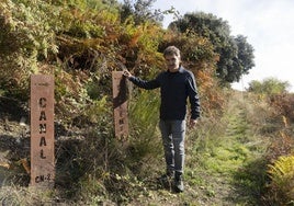 Eduardo Álvarez, coordinador provincial de la Fundación Patrimonio Natural de la Junta de Castilla y León, durante la visita a los canales romanos en la Tebaida berciana.