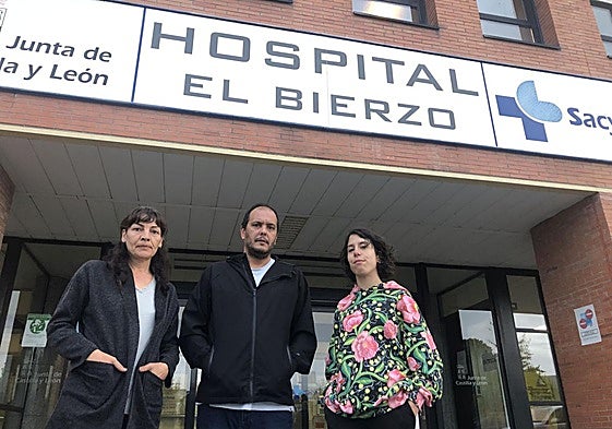 Miembros de OncoBierzo ante la entrada principal del Hospital Universitario del Bierzo.