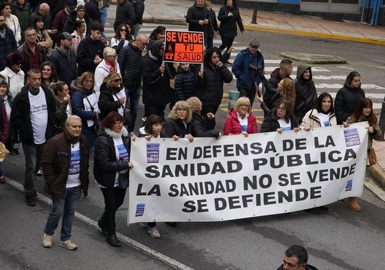 Manifestantes piden la defensa de la sanidad.