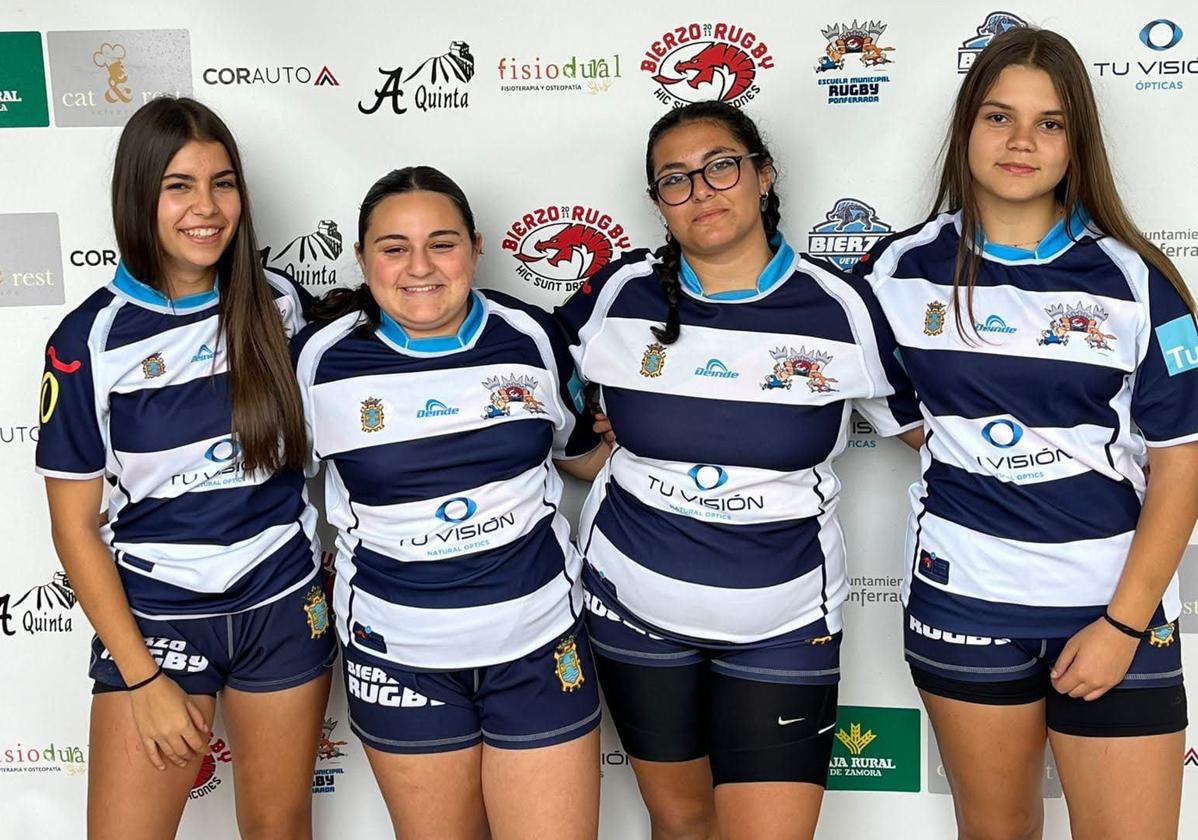 Yaiza Prada, Lara Álvarez, Julia Fernández y Victoria Viñambres (capitana), jugadoras de Bierzo Rugby convocadas por la selección de Castilla y León sub-16.