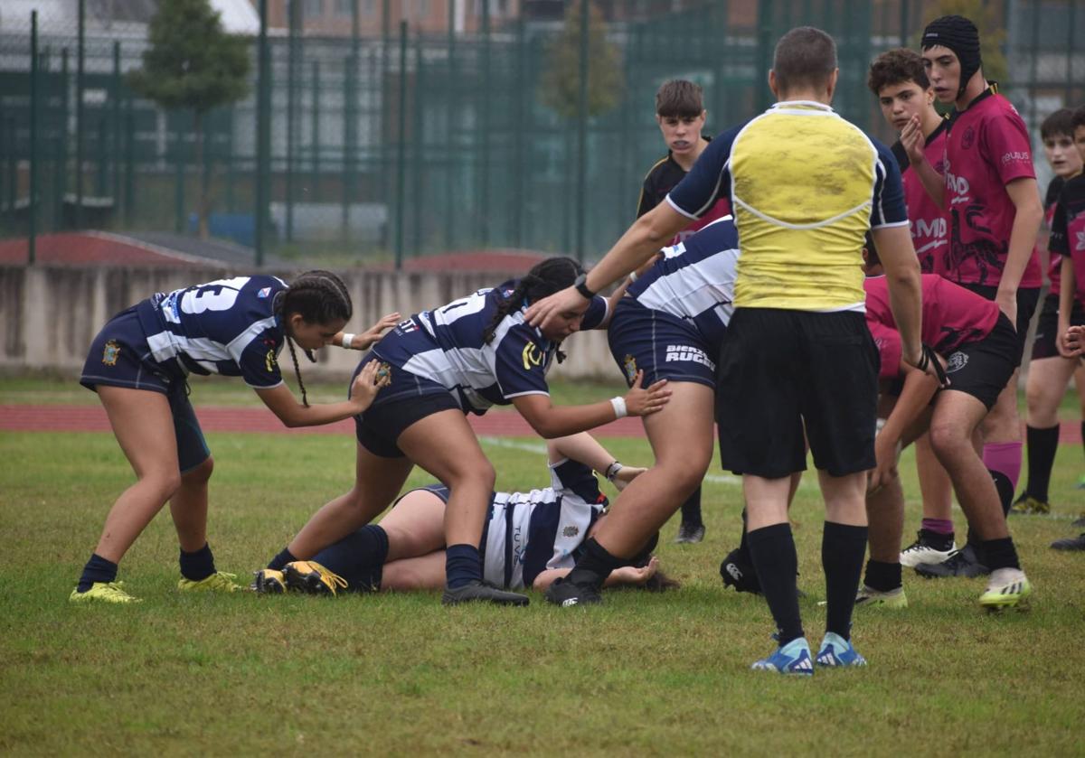 Imagen principal - Imagen de algunos de los partidos de las jugadoras del Bierzo Rugby Club.