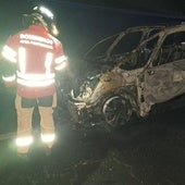 Apagan un coche envuelto en llamas a la altura de Carracedelo