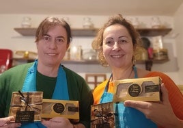 Anabel Bodelón y Cristina Pastor muestran el turrón, los mazapanes y los polvorones que elaboran de forma artesanal con castañas del Bierzo.