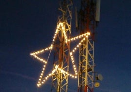 Imagen de la estrella que la emisora Onda Bierzo pone cada año en la cima del monte Pajariel.