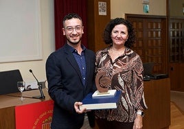 El profesor del Campus de Ponferrada David Bermejo recoge el premio.