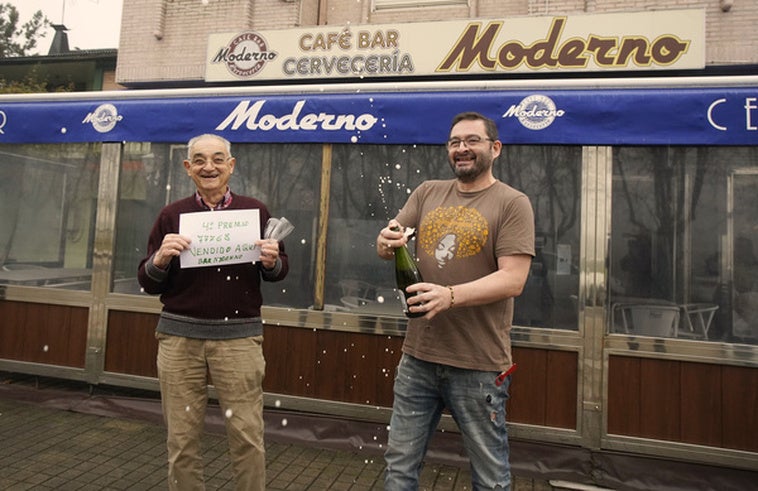 Los dueños del bar Moderno de Columbrianos celebran el décimo vendido del cuarto premio del sorteo de Navidad.