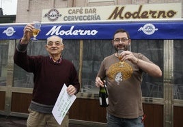 El bar Moderno de Columbrianos reparte un décimo del cuarto premio del sorteo extraordinario de la lotería de Navidad.