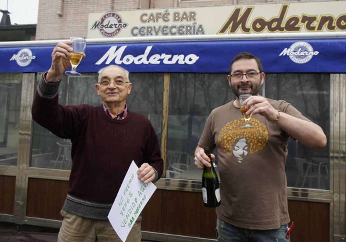 El bar Moderno de Columbrianos reparte un décimo del cuarto premio del sorteo extraordinario de la lotería de Navidad.