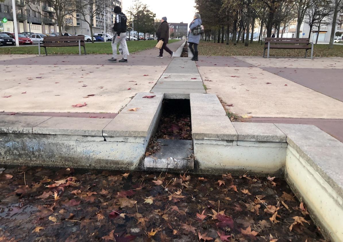 Imagen secundaria 1 - Estado que presentan las fuentes del barrio ponferradino de La Rosaleda.