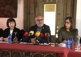 El portavoz municipal del PSOE, Olegario Ramón, flanqueado por las concejalas Mabel Fernández y Silvia Blanco, durante su comparecencia.