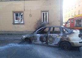 Imagen del coche que quedó calcinado por las llamas en Toreno.