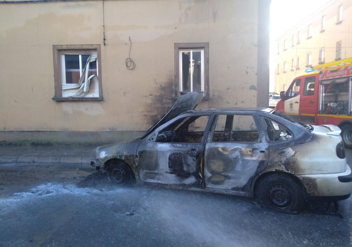 Imagen del coche que quedó calcinado por las llamas en Toreno.