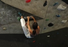 Una aficionada practica la escalada en el rocódromo municipal de Ponferrada.