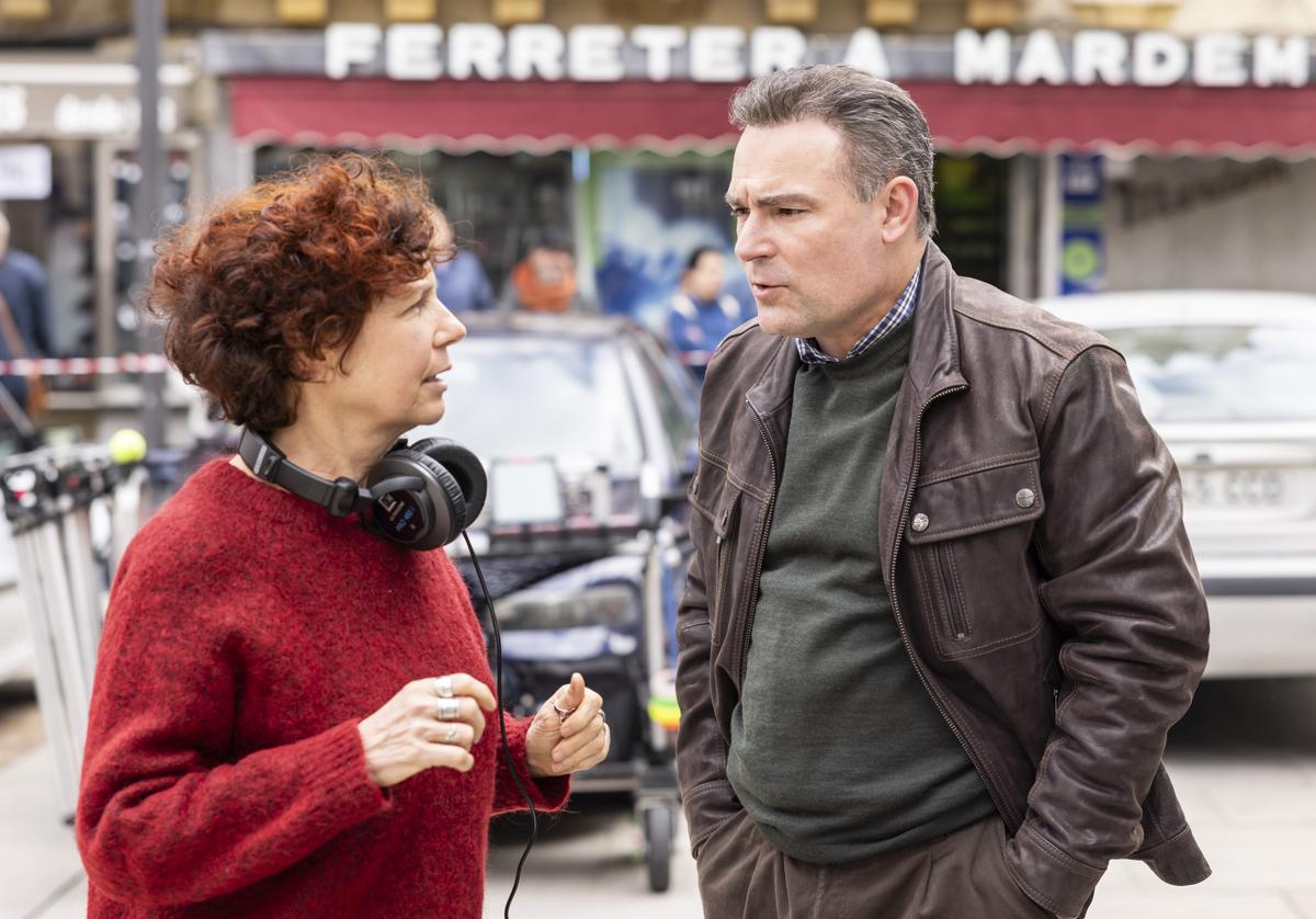 La directora de cine Icíar Bollaín junto al actor Urko Olazabal (Ismael Álvarez), en el rodaje de 'Soy Nevenka' en Zamora.