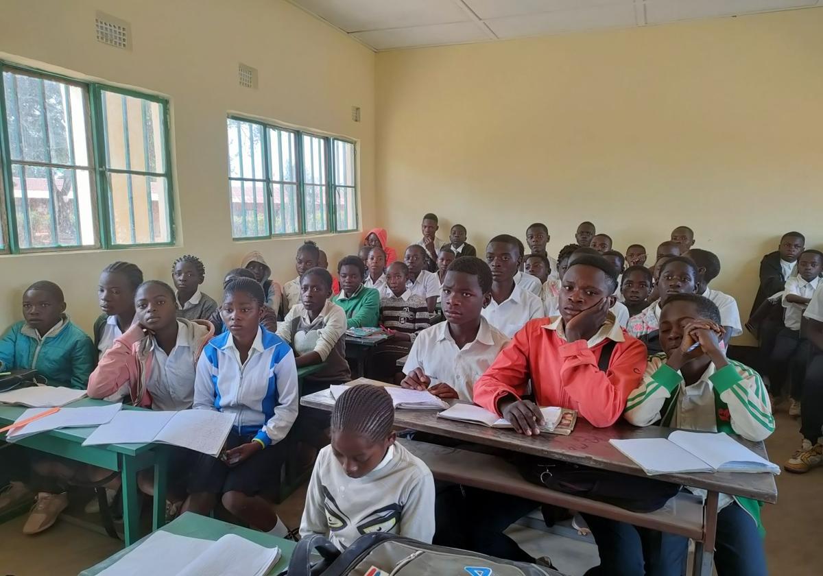 Alumnos escolarizados en las nuevas aulas construidas en Kilela Balanda (Congo).