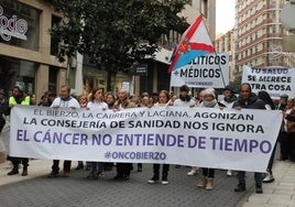 Más de 12.000 personas secundarion la manifestación de OncoBierzo par exigir oncólogos en la comarca.