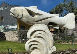 Monumento de homenaje a la trucha a la que el Pueblo Mágico de la provincia de León dedica su festival gastronómico.