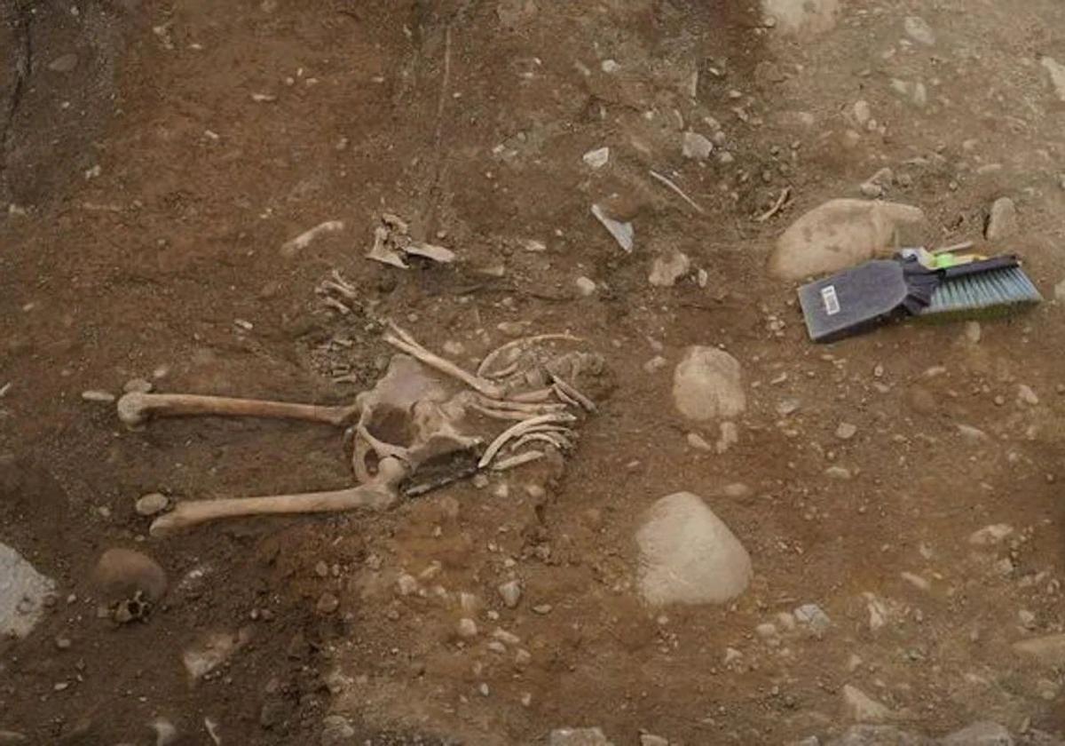 Restos localizados en el antiguo cementerio del Carmen de Ponferrada.