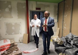 El presidente de la Diputación junto al gerente de la Gasbi, en su avisita las obras de la nueva área de Rehabilitación y Radioterapia del Hospital del Bierzo.