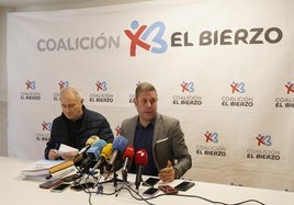 El portavoz de CB en el Consejo, Iván Alonso (I), junto al presidente del partido, José Álvarez (D), en su comparecencia.