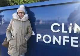 Mari Paz Prada ante el cartel situado a la entrada de la clínica privada de Ponferrada donde acude a radioterapia.