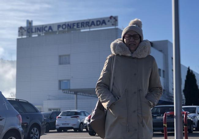 La joven ponferradina, en el aparcamiento del cento sanitario donde recibe su tratamiento.