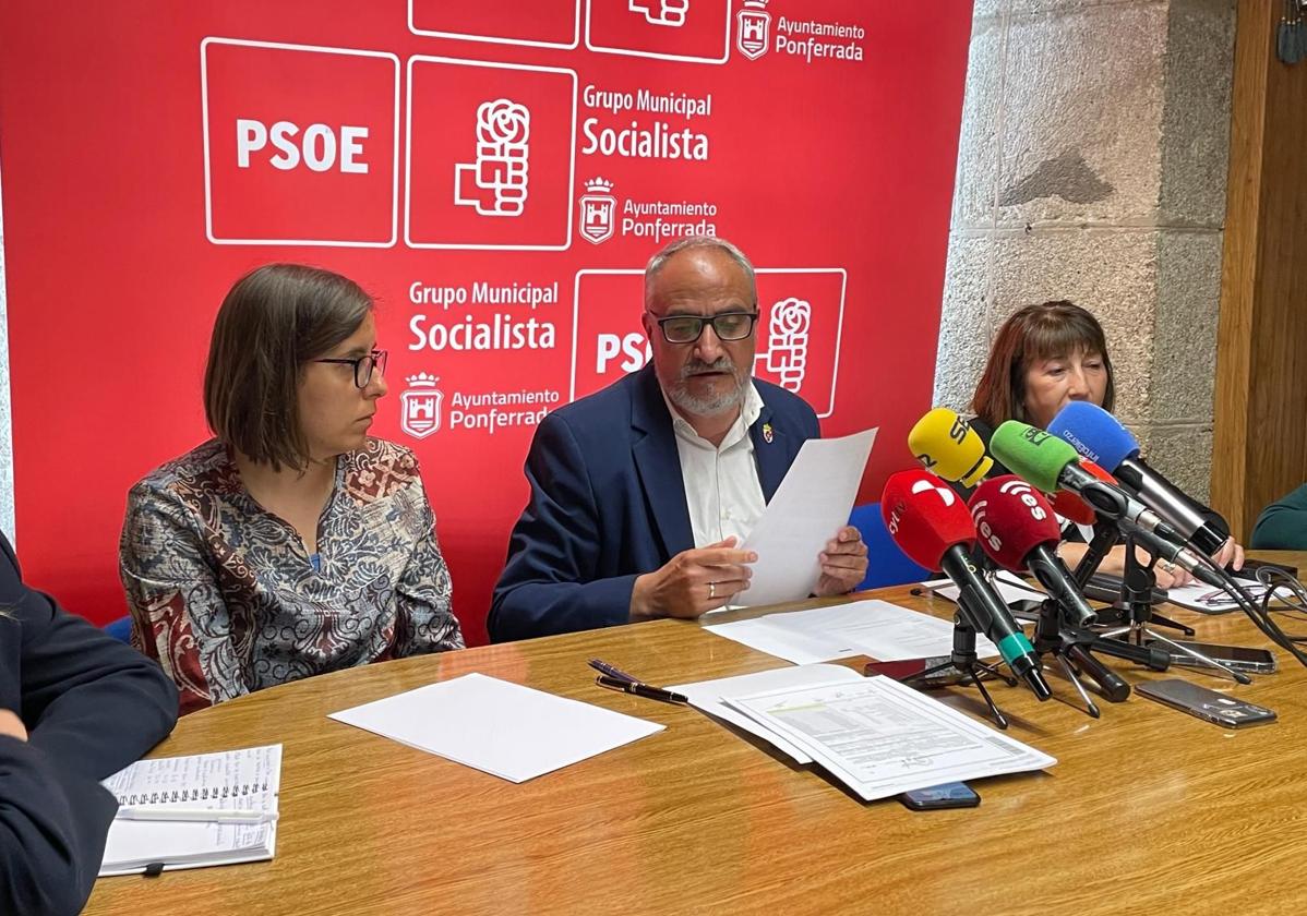 El portavoz municipal del PSOE, Olegario Ramón, junto a las concejalas Mabel Fernández (D) y Silvia Blanco (I), en una imagen de archivo.