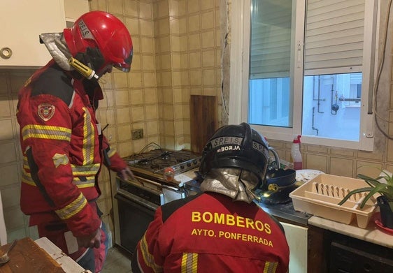 Los bomberos de Ponferrada en la cocina del piso donde tuvo lugar la pequeña explosión de gas butano.