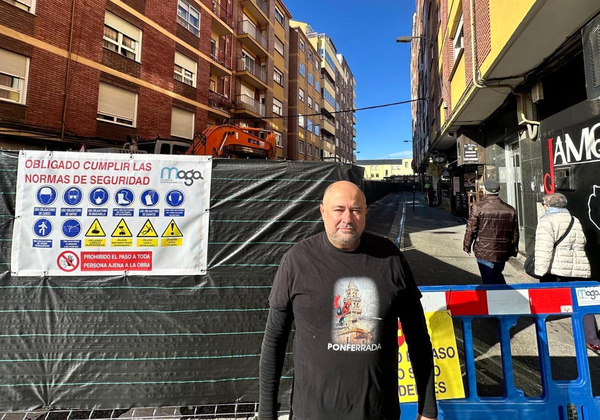 El propietario de La Destilería Bar, Carlos Rodríguez, frente a las obras de reurbanización de la calle Obispo Osmundo donde regenta su negocio.