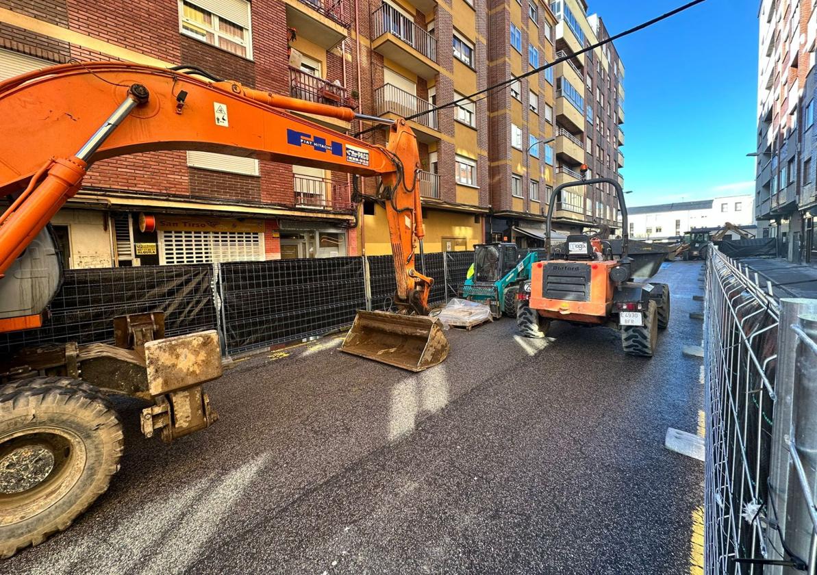 Imagen principal - Imagen de las obras de la calle Obispo Osmundo en la zona alta de Ponferrada.