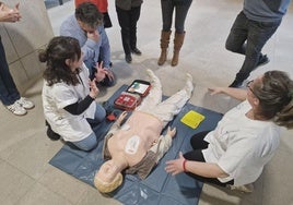 Imagen del taller de primeros auxilios impartido por el servicio de Urgencias de la Gasbi en los Juzgados de Ponferrada.