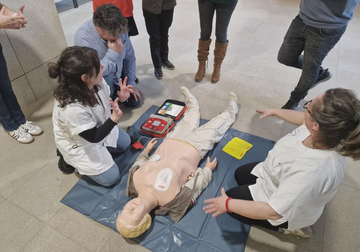 Imagen del taller de primeros auxilios impartido por el servicio de Urgencias de la Gasbi en los Juzgados de Ponferrada.