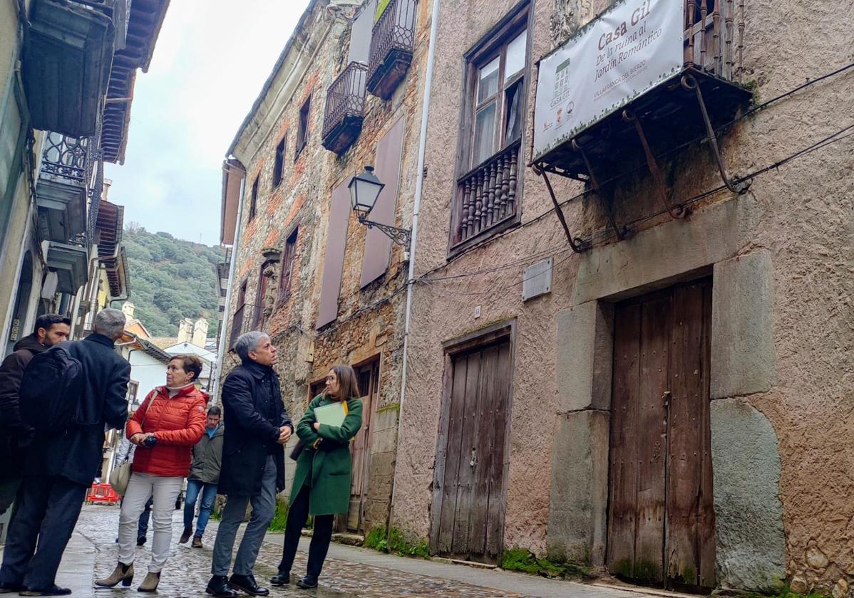 El delegado territorial de la Junta en León (2D) durante una visita a Villafranca del Bierzo coincidiendo con el inicio de las obras de la calle del Agua.