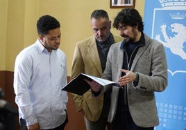 El alcalde de Villafranca del Bierzo (I), junto al diputado provincial de Cultura, Arte y Patrimonio (C) y el coordinador del Instituto Leonés de Cultura, en la presentación.