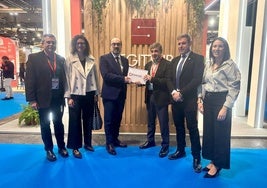 El alcalde de Ponferrada (2I) y el concejal de Turismo (2D) recogieron en Fitur la renovación del distintivo Destino Turístico Inteligente Adherido.