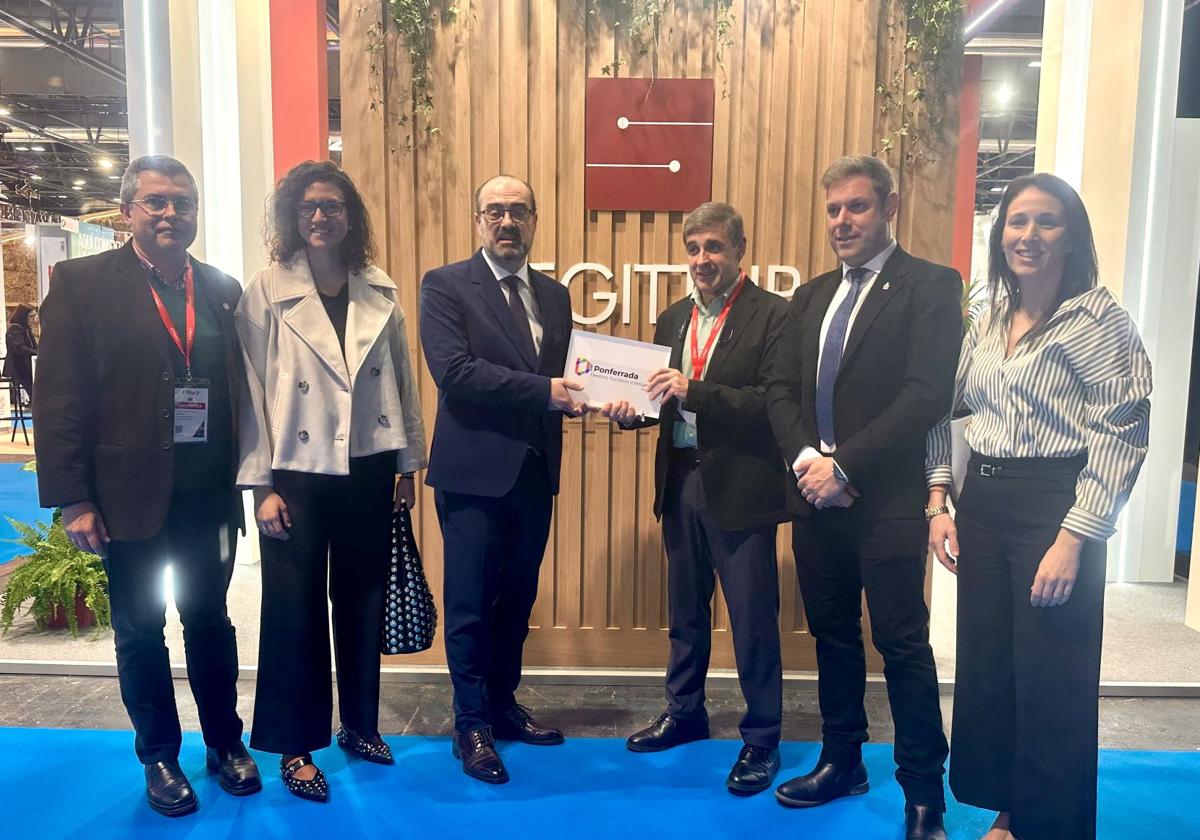 El alcalde de Ponferrada (2I) y el concejal de Turismo (2D) recogieron en Fitur la renovación del distintivo Destino Turístico Inteligente Adherido.