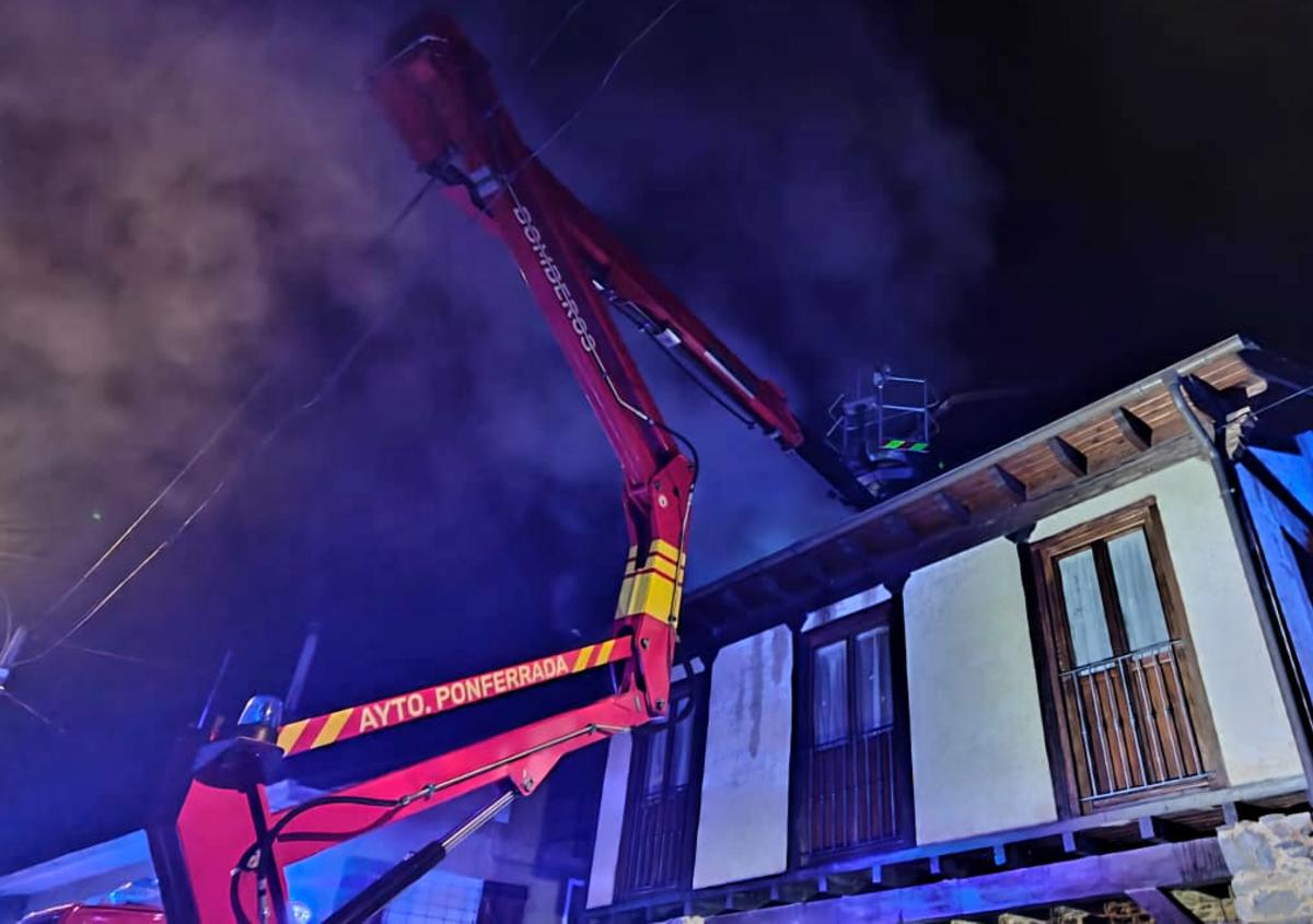 Imagen secundaria 1 - Un incendio destroza la cubierta de una vivienda de madera y pizarra en Valtuille