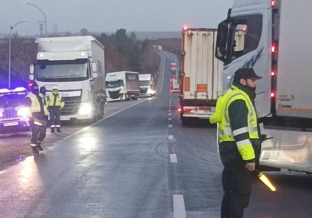 La borrasca Ivo obliga a embolsar un centenar de camiones en el puerto del Manzanal