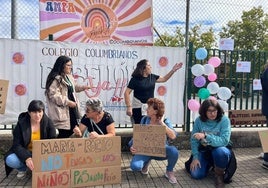 Imagen de una concentración de la AMPA del colegio de Columbrianos reclamando un pabellón.