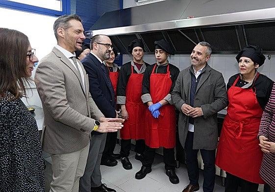 El gerente del Ecyl, Jesús Blanco, visitó a los participantes en el programa mixto de Hostelería y Cocina.