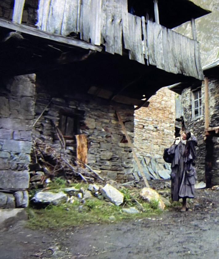 Imagen secundaria 2 - Paola Dominguín y José Coronado rodaron en Peñalba de Santiago la película Brumal.