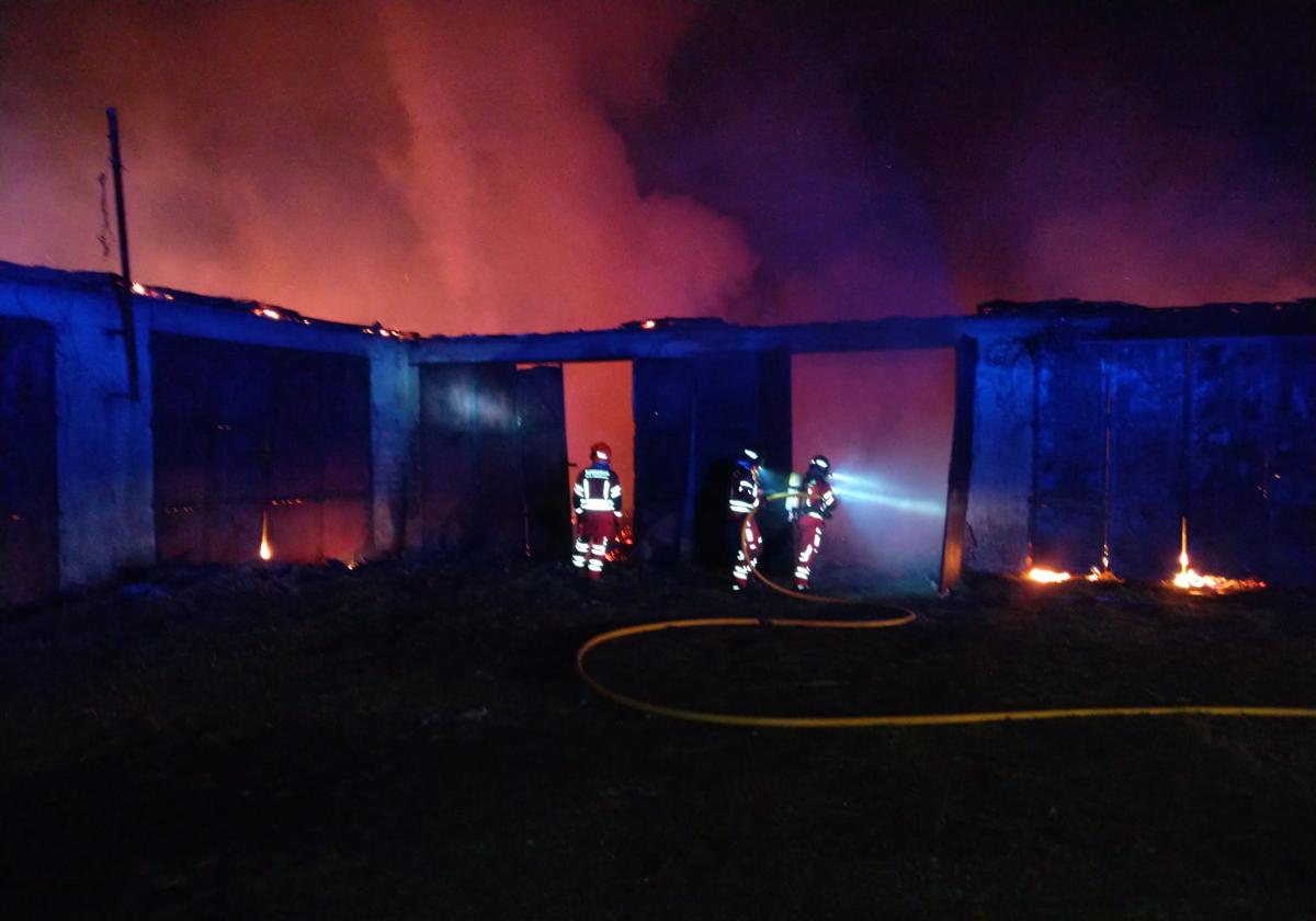 Los bomberos de Ponferrada en plena extinción del incendio.