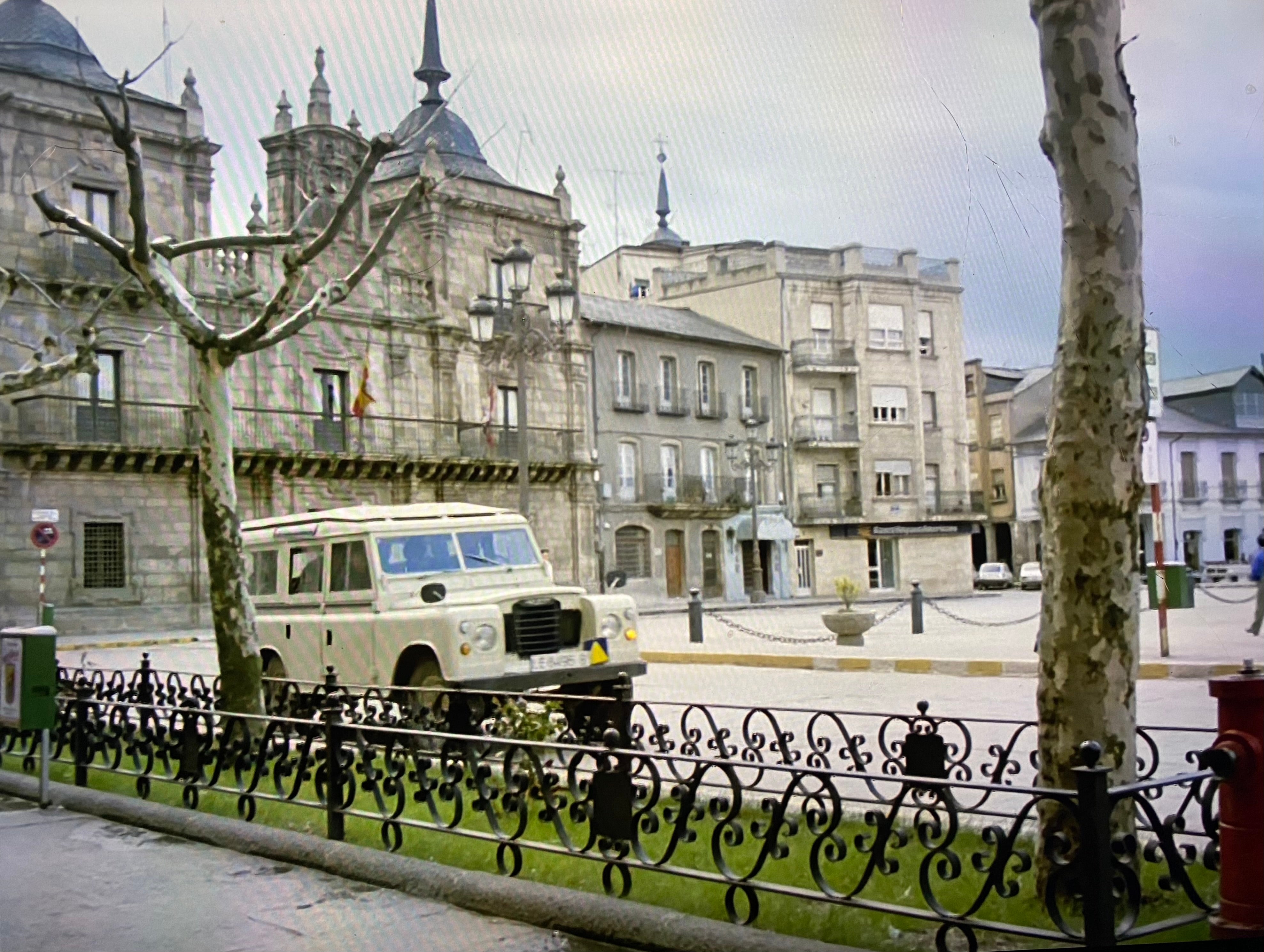Imagen secundaria 1 - Fotogramas de la película La vieja música en Ponferrada y Peñalba de Santiago.