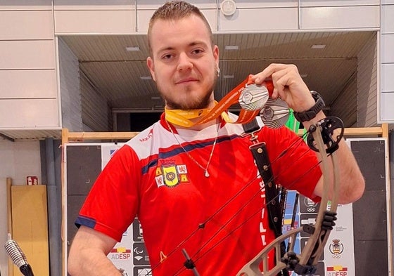 El arquero berciano Alejandro González muestra la medalla conseguida en el podio mixto en el Campeonato de España celebrado en Valladolid.