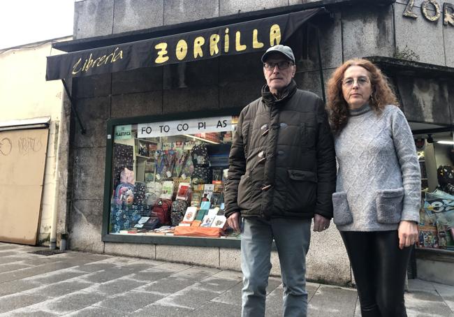 Javier Zorrilla junto a su mujer Pilar, que regenta el negocio situado en la plaza del Cristo de la capital berciana.