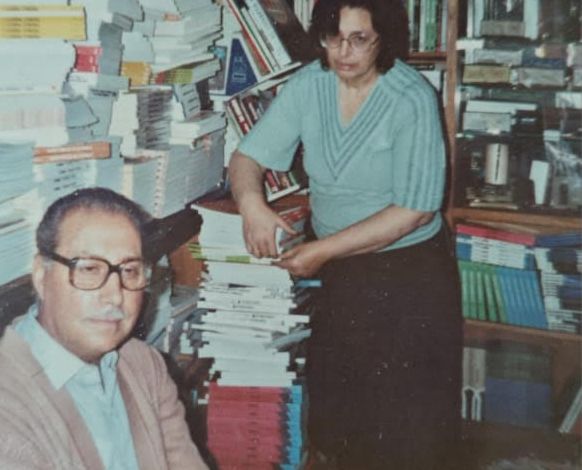Luis y Asunción preparan los libros del curso 1981/82.