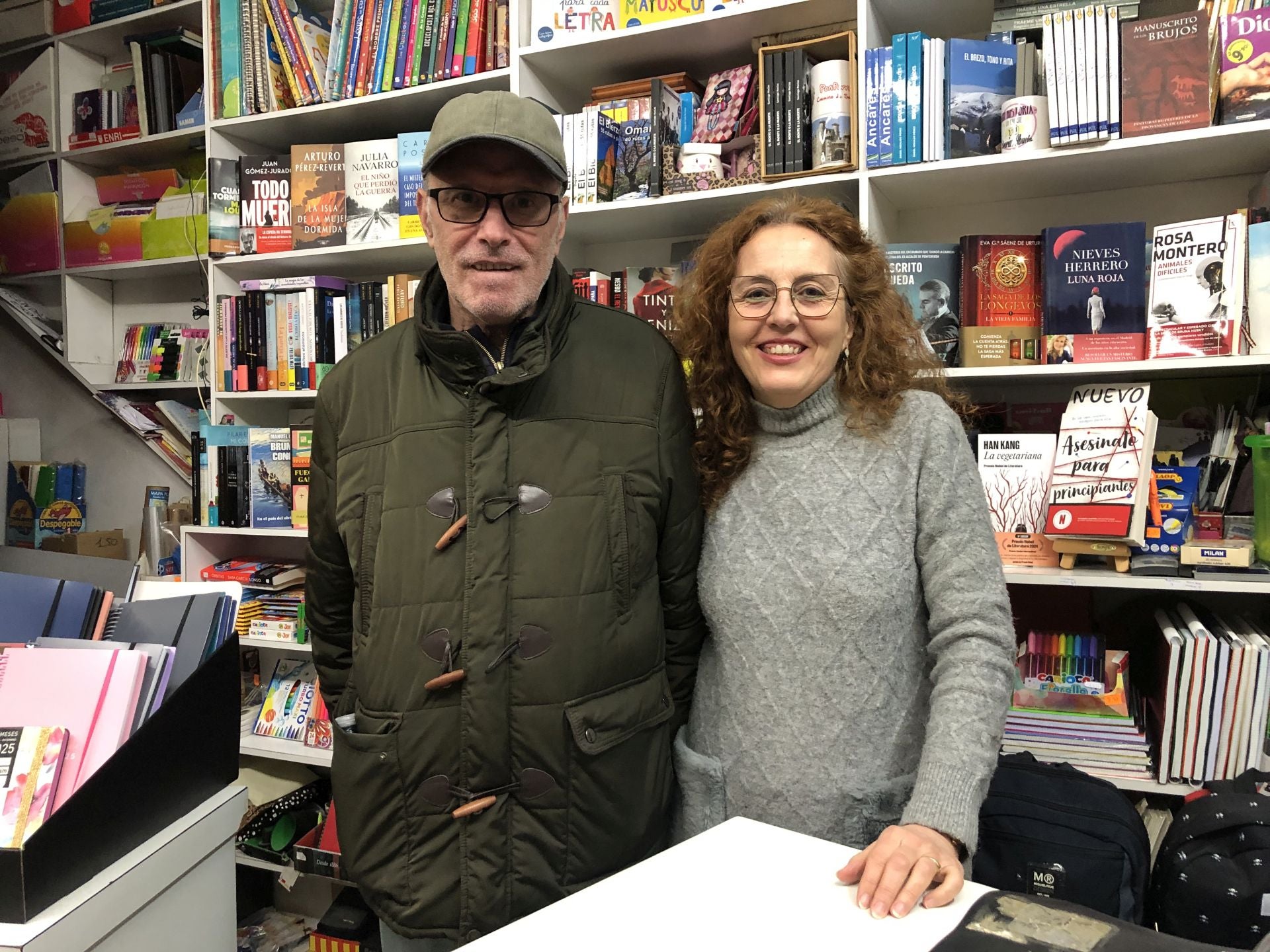Javier y Pilar, en el mítico establecimiento de Ponferrada que cumple 71 años.